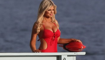 Kočka aj v 49: Ikona z Baywatchu pózovala v červených plavkách po 20 rokoch