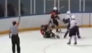 VIDEO: Šokujúci incident z Ruska. Dvojica hráčov mlátila súpera, jeden na ňom zlomil hokejku