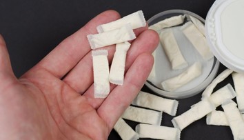 Nikotínové vrecúška sú pre mnohých fajčiarov hitom. Odborník však dvíha varovný prst