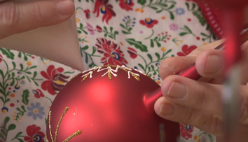 Sklenené ozdoby sú neodmysliteľnou súčasťou mnohých vianočných stromčekov. Ako vyzerá ich výroba?