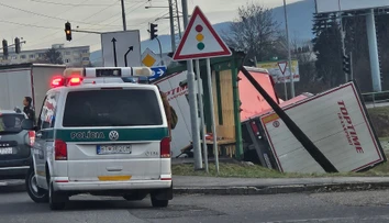 Kamión zdemoloval zastávku vo Zvolene. Zrazil ženu, ktorá čakala na autobus