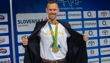 VIDEO: Banská Bystrica hostila 19. ročník novinárskej stovky. Na tartane bežali aj olympionici