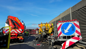 FOTO: Vážna nehoda na R1 smerom na Trnavu. Do cestárskeho auta vpálil kamión