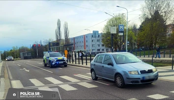 Na priechode v Bratislave zrazilo auto 14-ročné dievča. Previezli ho do nemocnice