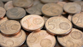 Skončia jedno- a dvojcentové euromince? Európska komisia posúdi vplyv ich používania