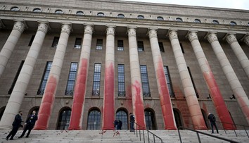 VIDEO: Aktivisti opäť úradovali. Červenú farbu natreli na budovu parlamentu vo Fínsku