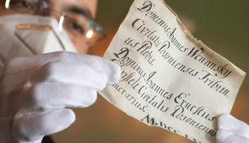 Časová schránka, ktorá bola 176 rokov uložená v soche na Michalskej veži, vydala svoje tajomstvá