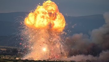 OBRAZOM: Tragédia v Bulharsku. Sklad so zábavnou pyrotechnikou zničil masívny výbuch, hlásia jednu obeť