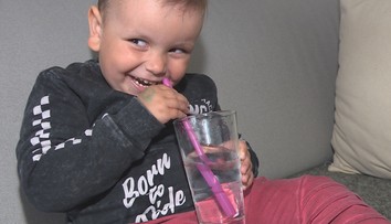 Malý Kevin je závislý od vody. Starostlivosť o takéto dieťa je mimoriadne náročná