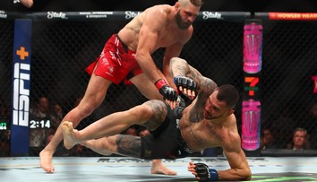 V noci meditoval pred arénou, na druhý deň rozpútal šialenstvo. Samuraj Procházka bol v klietke ako diabol