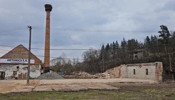 VIDEO: Pri Prešove odpálili vyše 100-ročný komín. Zaťažovalo ho bocianie hniezdo