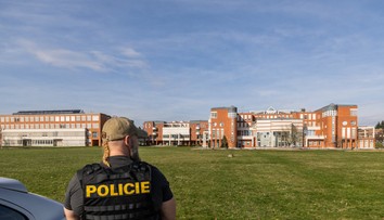 Česko si nevydýchlo ani v piatok. Stovky škôl museli evakuovať pre vyhrážky