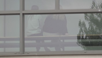 Škandál v Trenčíne. Učiteľ údajne rozposielal žiačkam svoju obnaženú fotku, zakázali mu vstup do školy