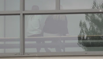 Škandál v Trenčíne. Učiteľ údajne rozposielal žiačkam svoju obnaženú fotku, zakázali mu vstup do školy