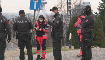Záchranári protestovali pred parlamentom za vyššie platy. Šéf komory skončil na policajnej stanici