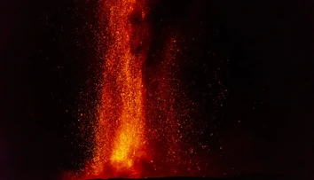 Etna opäť chrlila lávu. Popol pokryl lietadlá aj pristávaciu dráhu letiska v Catanii, prevádzku prerušili