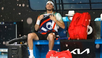 AO: Semifinálové kvarteto je kompletné. Tsitsipas si zmeria sily s Medvedevom