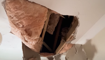 VIDEO: Počula obrovskú ranu a neverila vlastným očiam. Žene na strechu spadol z lietadla kus ľadu