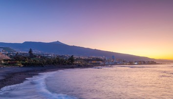 Na jednej z najkrajších pláží Kanárskych ostrovov platí zákaz kúpania. Vo vode číhajú infekcie