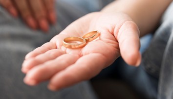 Dojímavý príbeh: Stratenú obrúčku našli po vyše 60 rokoch na mieste, kde zaľúbenci zasadili strom