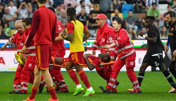 Šok v Taliansku. Rimania nedohrali ligový duel, obranca skolaboval priamo na trávniku