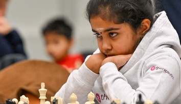 Nemá ani desať, no súperky proti nej nechcú hrať. Šachový „zázrak“ čelí rasistickým útokom