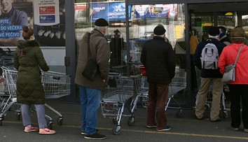 Obchodníci vyzývajú ľudí, aby nakupovali s rozumom. Potravín je dosť