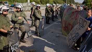 Gréci pokračujú v evakuácii migrantov z tábora Idomeni