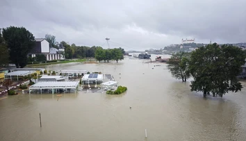 OBRAZOM: Vážny stav v hlavnom meste. Výška hladiny Dunaja v Bratislave presiahla deväť metrov
