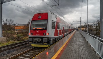 Ľudia denne cestujú z Nitry do Bratislavy za prácou. Železničná trať ale stále chýba