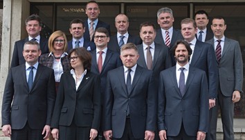 Nová vláda prvýkrát zasadla: Vychutnajte si rodinnú foto celého kabinetu