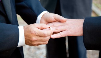 Vatikán rozhodol: Katolícki kňazi nemôžu požehnávať homosexuálne zväzky
