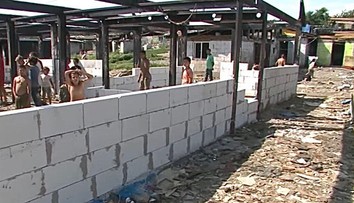 Nové domčeky si po požiari v osade stavajú sami. Rómom nakúpila materiál obec