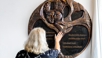 Skrýva dojemné posolstvo. Obetiam tragédie na Zochovej zástavke odhalili spomienkovú tabuľu