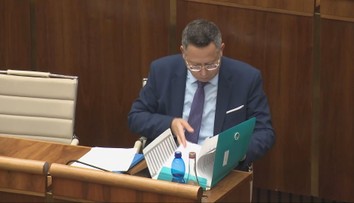 V parlamente sa začala debata o konsolidácii. Koalícia hneď na začiatku opozíciu „zarezala“ a obmedzila rozpravu