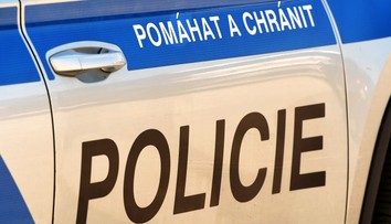 VIDEO: Muž brutálne zaútočil na českých policajtov. Tí ho okamžite spacifikovali