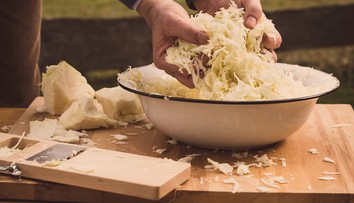 Obdobie kyslej kapusty je tu. Poradíme vám, ako ju správne naložiť a pochutnať si už o mesiac