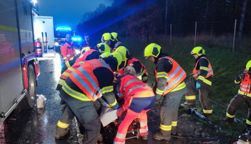 Hromadná nehoda pri Plzni. Vodič vošiel do protismeru, nasledovala tragická čelná zrážka