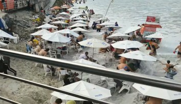 Dovolenkárov zaskočili obrovské vlny. Deti museli silno držať, aby ich nezobrala voda