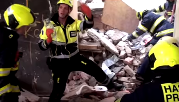Dramatické video: Pražskí hasiči zverejnili zábery zo zásahu v zrútenej budove