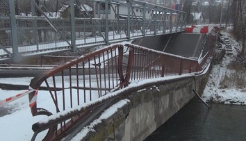 Prekvapivý pohľad v Trstenej na Orave. V centre mesta sa prepadol starý most