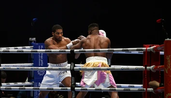 VIDEO: Očakávaný súboj sa skončil tvrdým KO. Joshua nedal šampiónovi UFC šancu