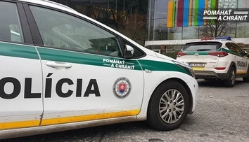Falošné nahlásenie bomby vo viacerých nákupných centrách mal mať na svedomí 23-ročný mladík