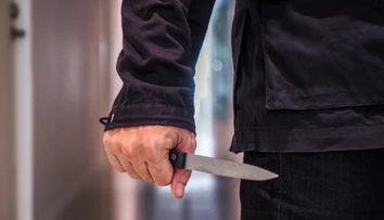Z lupiča iba hladoš. Muž sa agresívne vlámal k seniorke, keď mu ponúkla sušienky, skrotol