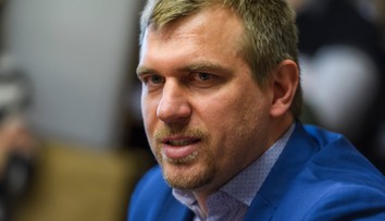 Všetko bolo v súlade so zákonom, vyhlásil pred výborom NRSR Kuffa. Ponad Malú Fatru mal letieť bez povolenia