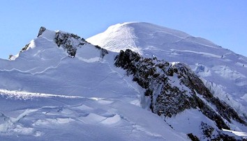 Na Mont Blancu našiel krabicu plnú drahokamov. Teraz dostal polovicu vo veľmi slušnej hodnote