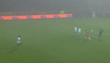 VIDEO: Šialený zákrok gólmana mimo šestnástky, takto knokautoval útočníka