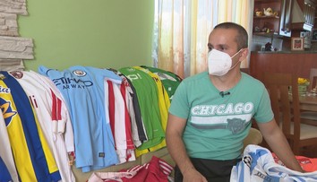 Zbiera originály dresov svetových klubov. Najväčšiu hodnotu pre neho majú špinavé a prepotené