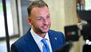 Šutaj Eštok chce vlaky zadarmo pre policajtov. Ušetria a dohliadnu na bezpečnosť, tvrdí