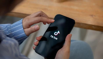 Nebezpečný trend na TikToku, ktorému prepadajú aj dospelí. Môže prispieť k vzniku rakoviny